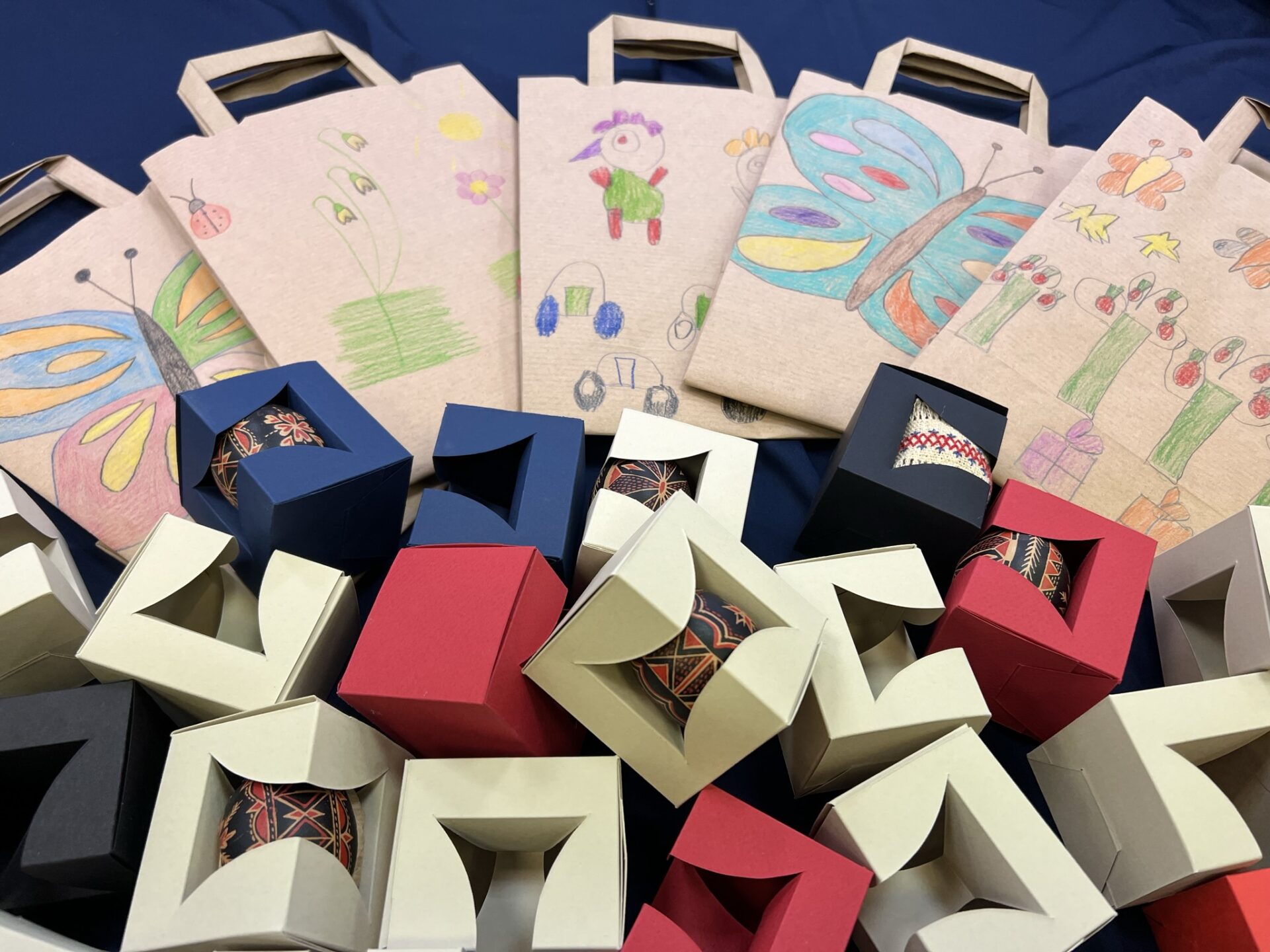 Škatlice in vrečke z velikonočnim motivom