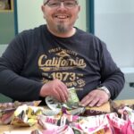 Herman in izdelane ladjice iz odpadnega papirja