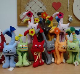 Šivane igrače Muce v različnih barvah iz šiviljske delavnice