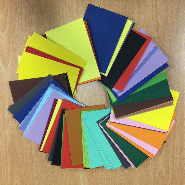 Papir različne barve za voščilnice