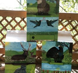 Poslikani čebelji panji, volk, ptiči, jelen, ruševec in cvetlice