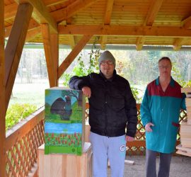 Uporabnika ob porisanem panju