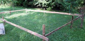 Faze izgradnje čebelnjaka pri Bivalni enoti. 