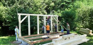 Faze izgradnje čebelnjaka pri Bivalni enoti. 