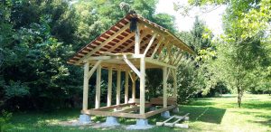 Faze izgradnje čebelnjaka pri Bivalni enoti. 