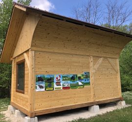 Čebelnjak s porisanimi panji