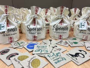 Vrečke s potiskom Spomin na Belo krajino in igralne ploščice.