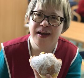 Uporabnica s pustnim krofom