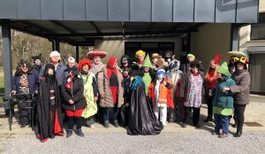 Številne pustne maske pred enoto Lunca.