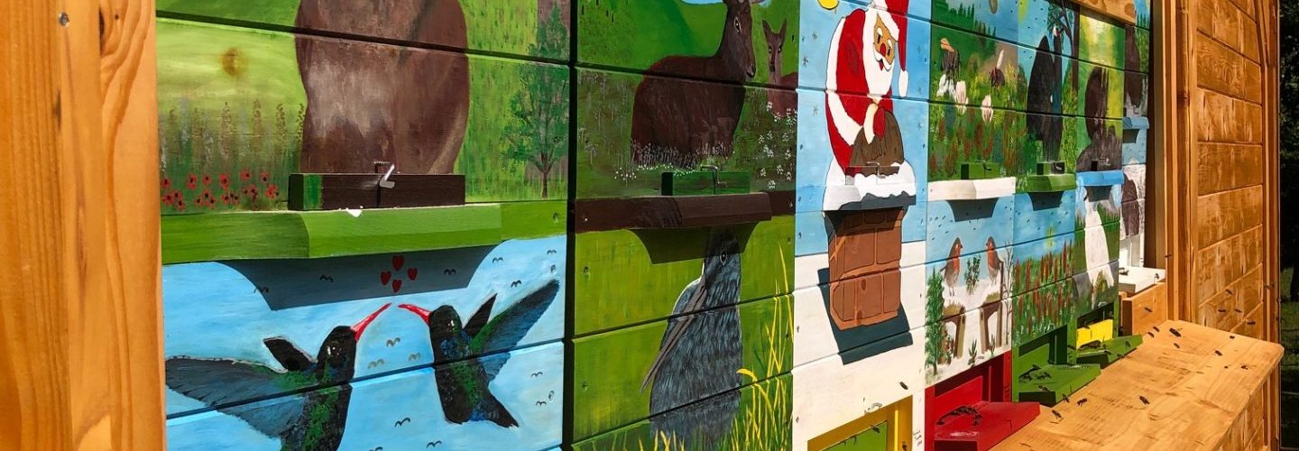 Poslikani panji našega novega čebelnjaka