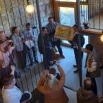 Dogajanje v Zakladnici Črnomelj ob predaji darila županu občine Črnomelj.