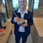 Uporabnik Peter Špehar igra na gudalo.