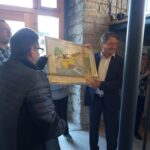 V prostorih Zakladnice Črnomelj, uporabnik Boris Toplak predaja svojo risbo županu Andreju Kavšku.