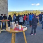 Na fotografiji so uporabniki VDC Črnomelj med druženjem pri gradu Črnomelj.