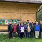 Na fotografiji so člani čebelarskega krožka VDC Črnomelj, njihov mentor Dušan Milinkovič in direktor VDC Črnomelj Borut Grabrijan. Fotografirani so pred čebelnjakom.