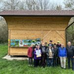 Na fotografiji so člani čebelarskega krožka VDC Črnomelj in njihov mentor Dušan Milinkovič. Fotografirani so pred čebelnjakom.