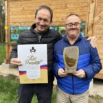 Na fotografiji sta Franci in Peter. V rokah ponosno držita priznanji za cvetlični med.