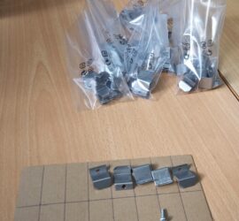 Fotografija prikazuje končne izdelke - paketki vijakov.